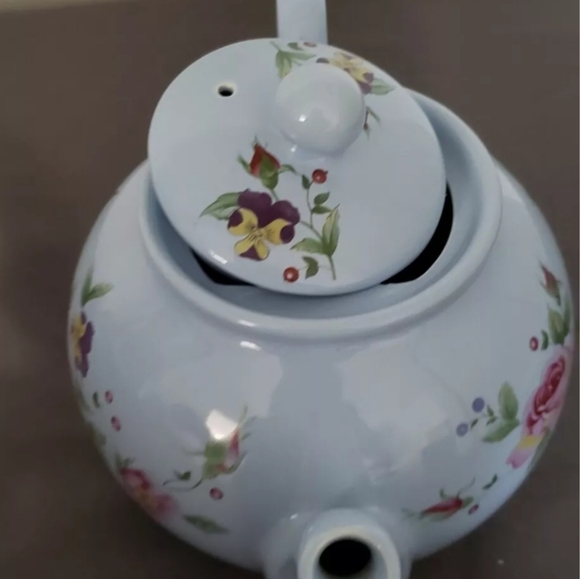 Royal Patrician beautiful Soft Blue floral teapot - Picture 3 of 5